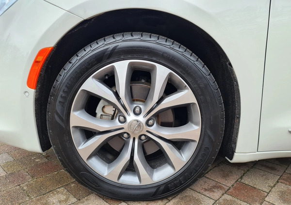 Chrysler Pacifica cena 119000 przebieg: 159000, rok produkcji 2017 z Góra małe 379